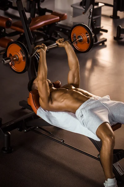 Homem musculoso com barbell — Fotografia de Stock