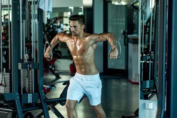 Musculoso hombre entrenamiento en gimnasio — Foto de Stock