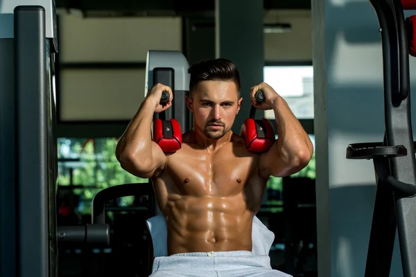 Muskelkräftiges Mannschaftstraining im Fitnessstudio — Stockfoto