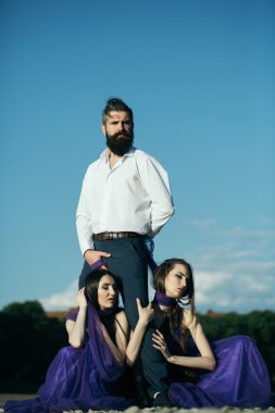 Sakallı adam ve iki kadın açık