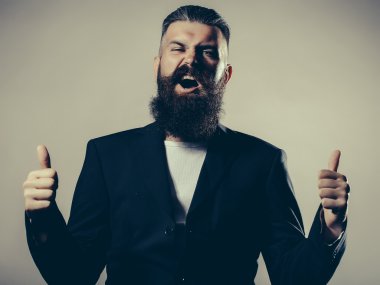 Ceketli sakallı yakışıklı adamı