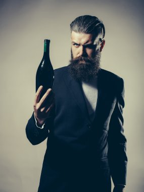 Şarap şişesi ile sakallı adam