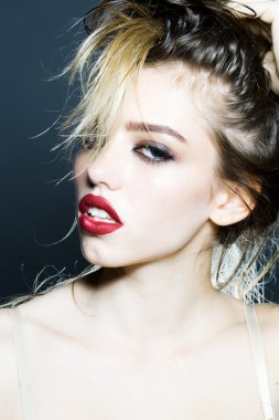 Kırmızı dudaklar ile güzel kadın