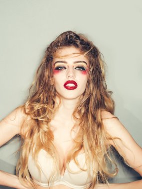 Sutyen sanat makyaj ile güzel kadın