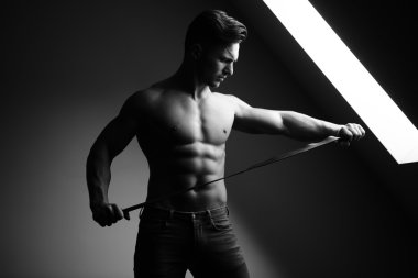 Kaslı adam kemer ile