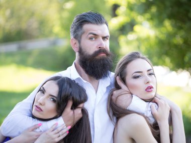 Sakallı adam ve iki kadın açık