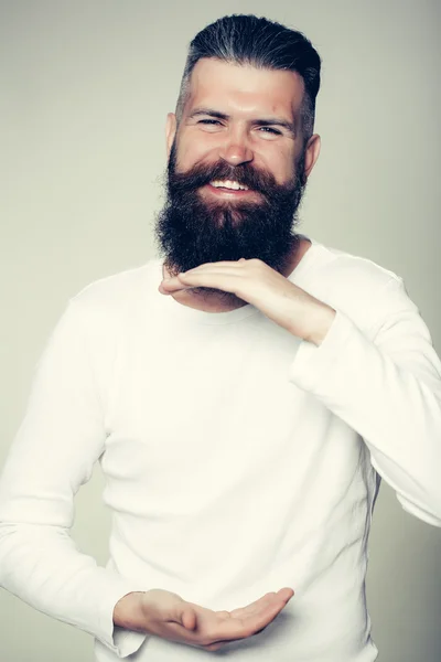 Homem barbudo mostrando tamanho grande — Fotografia de Stock