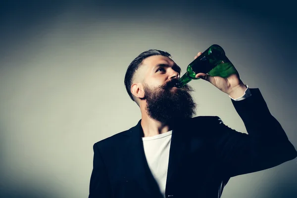 Szakállas férfi sörösüveg — Stock Fotó