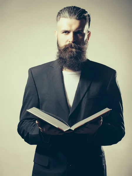 Barbudo hombre guapo con libro —  Fotos de Stock