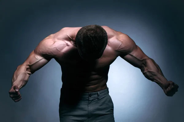 М'язистий чоловік з сексуальним тілом — стокове фото