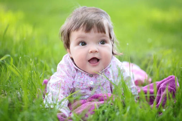 Schattige babymeisje op groen gras — Stockfoto