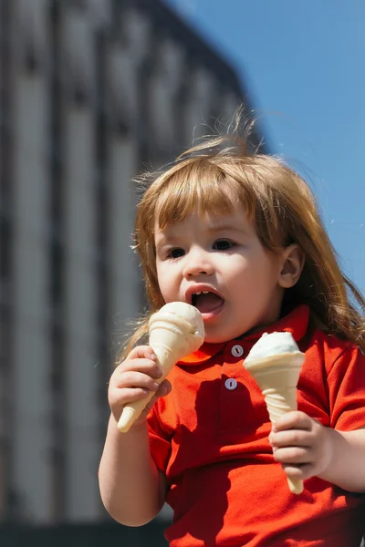 Μικρό αγόρι τρώγοντας παγωτό — Φωτογραφία Αρχείου
