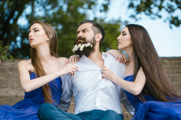 Barbudo hombre y mujeres en escaleras —  Fotos de Stock