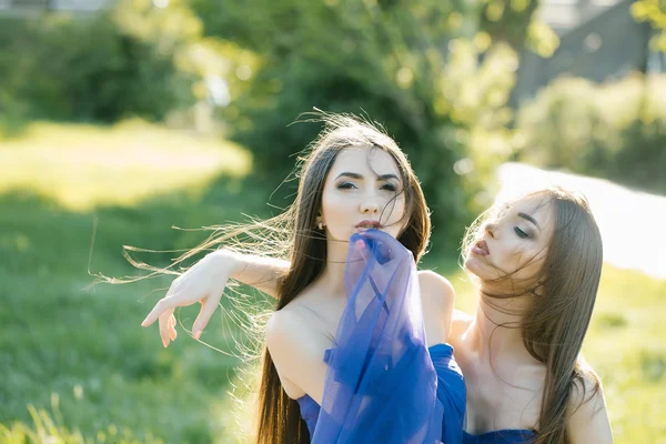 Two women outdoor — Stock Photo, Image