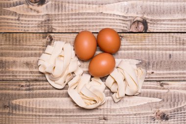 Üç yumurta ve tagliatelle