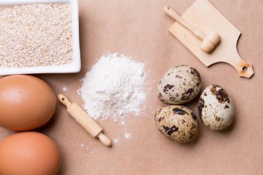 Yumurta ve oyuncak mutfak eşyaları