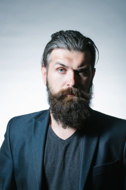 Ceketli sakallı yakışıklı adamı