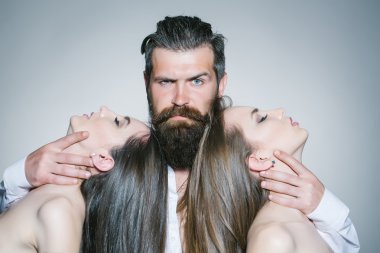 Sakallı adam ve iki kadın