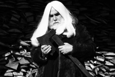 Balta ile yaşlı adam