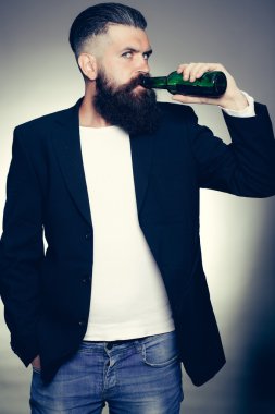 Sakallı adam bira şişesi ile