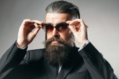 Sakallı yakışıklı erkek güneş gözlüğü