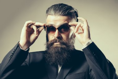 Sakallı yakışıklı erkek güneş gözlüğü