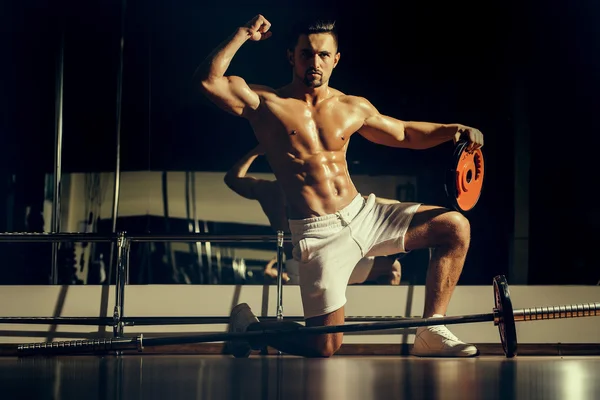 Gespierde man met lange halter — Stockfoto