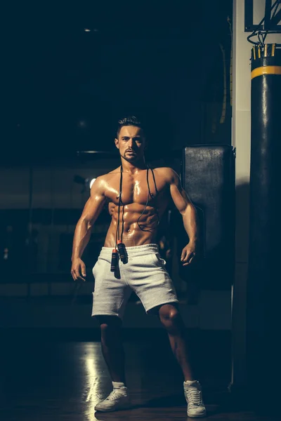 Muskulöser Mann mit Springseil — Stockfoto