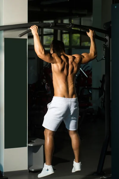 Svalnatý muž školení v tělocvičně — Stock fotografie