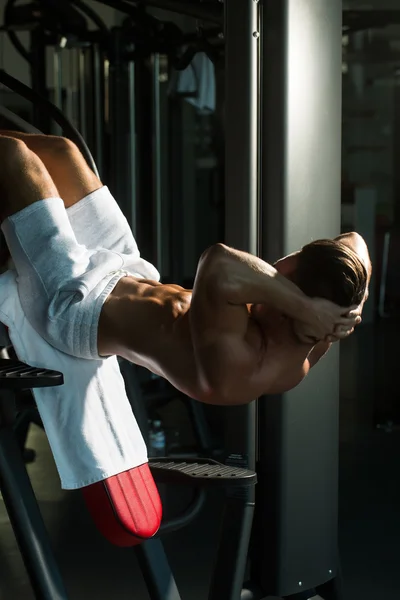 Musculoso hombre entrenamiento en gimnasio — Foto de Stock