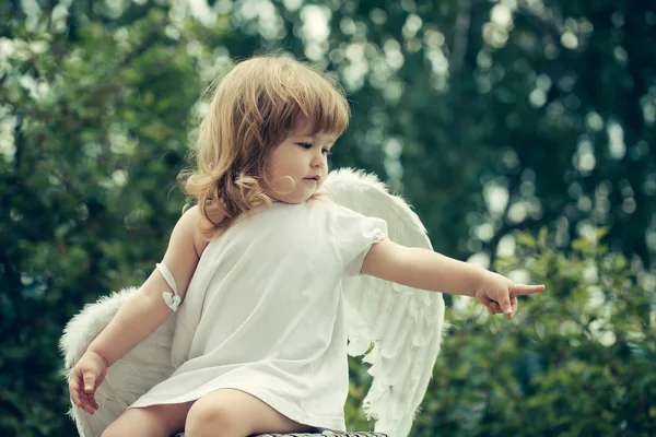 Petit garçon dans les ailes d'ange — Photo