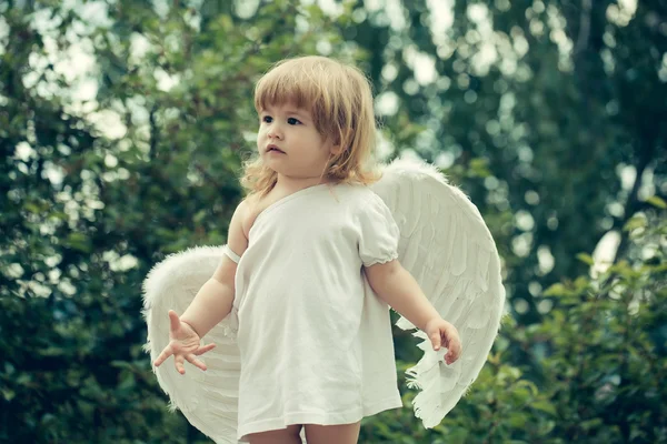 Petit garçon dans les ailes d'ange — Photo