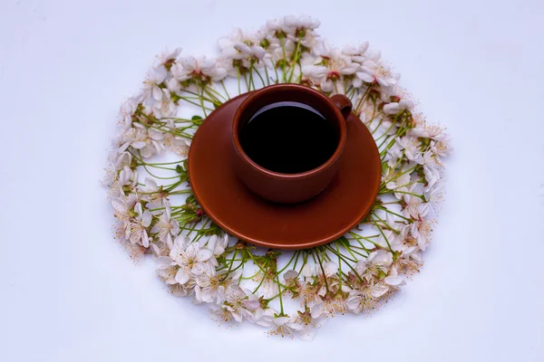 Kopje koffie in bloemen — Stockfoto