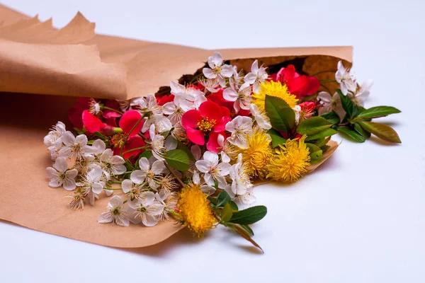 Flores en papel de embalaje marrón — Foto de Stock