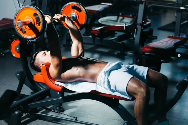 Hombre musculoso con barra — Foto de Stock