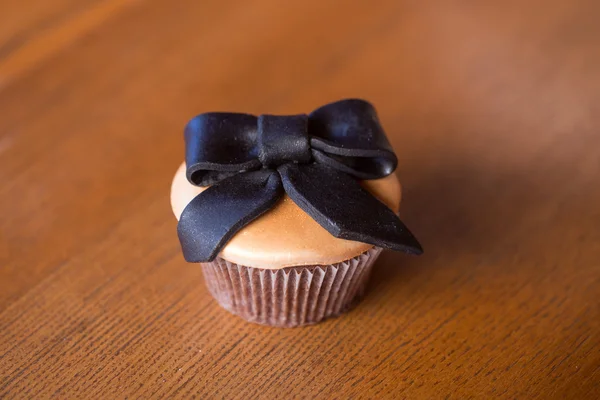 Cupcake decorado com arco de chocolate — Fotografia de Stock