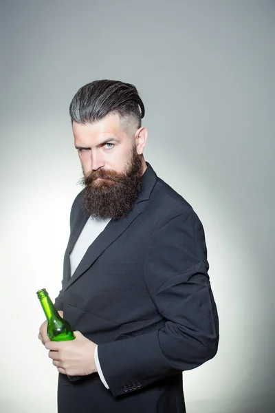 Bearded man with beer bottle — Stock Photo, Image