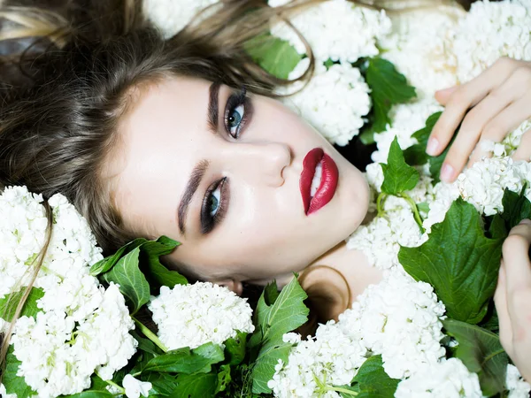 Elegante Frau in weißer Blüte — Stockfoto