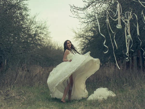 Felice sposa danzante — Foto Stock