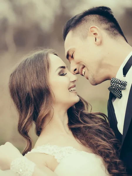 Happy wedding couple — Stock Photo, Image