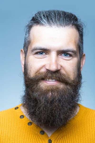 Homme souriant barbu — Photo