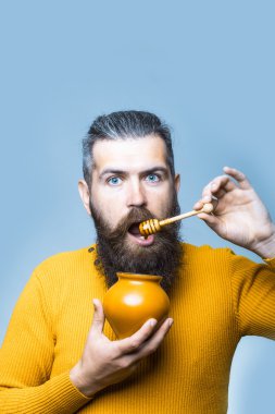 Bal kavanozu ile ciddi adam sakallı