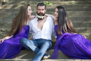 sakallı adam ve kadın merdivenlerde