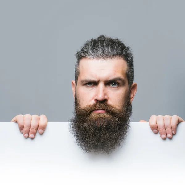 Barbu homme sérieux avec du papier — Photo