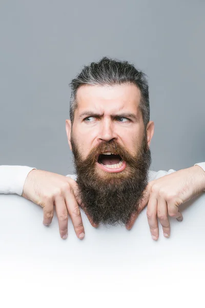 Bärtiger emotionaler Mann mit Papier — Stockfoto