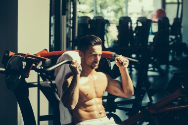 kaslı adam spor salonunda eğitim