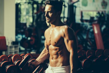 kaslı adam dumbbell ile