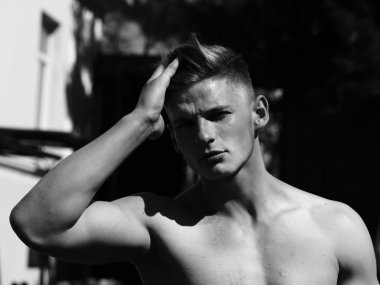 çıplak gövde ile genç adam 