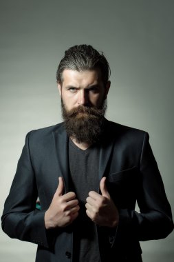 Ceketli sakallı yakışıklı adamı