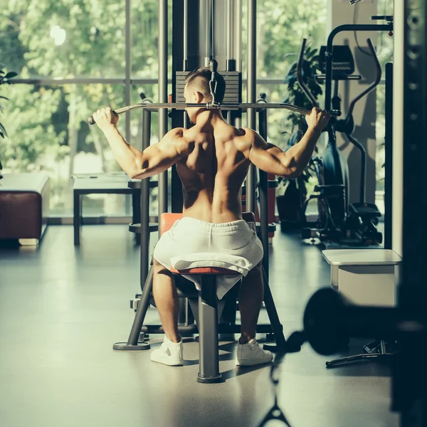 Muskularny mężczyzna trening w siłowni — Zdjęcie stockowe